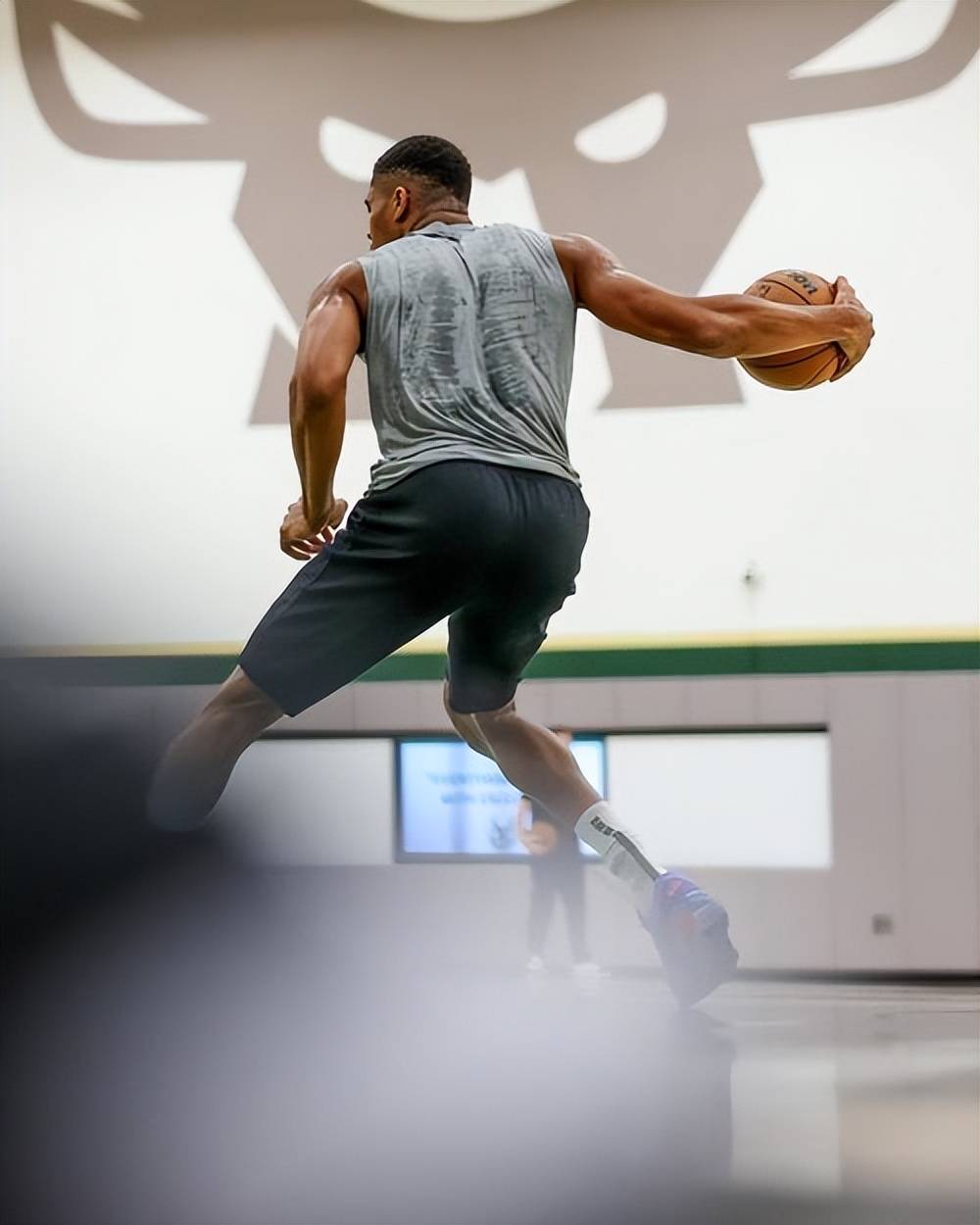 比赛局势复杂首场状态出色，雄鹿观众沸腾！，阿扎伦卡重返赛场再创辉煌时刻(热火雄鹿g5回放完整版高清)